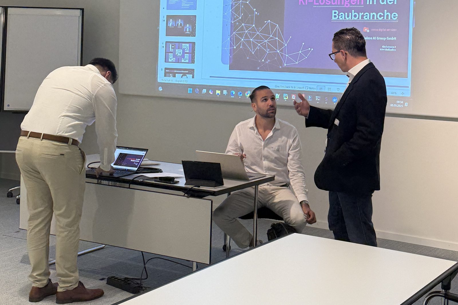 Préparatifs avant l'atelier : branchement des ordinateurs portables, diapositive de titre sur les solutions d'IA dans la construction